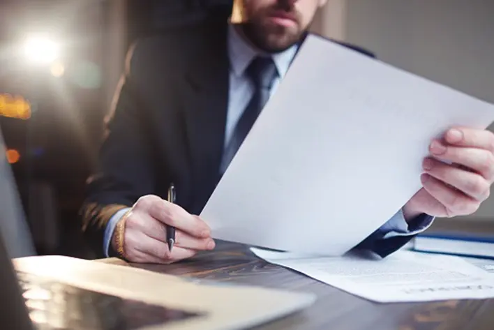 homem com lendo um contrato de previdencia complementar